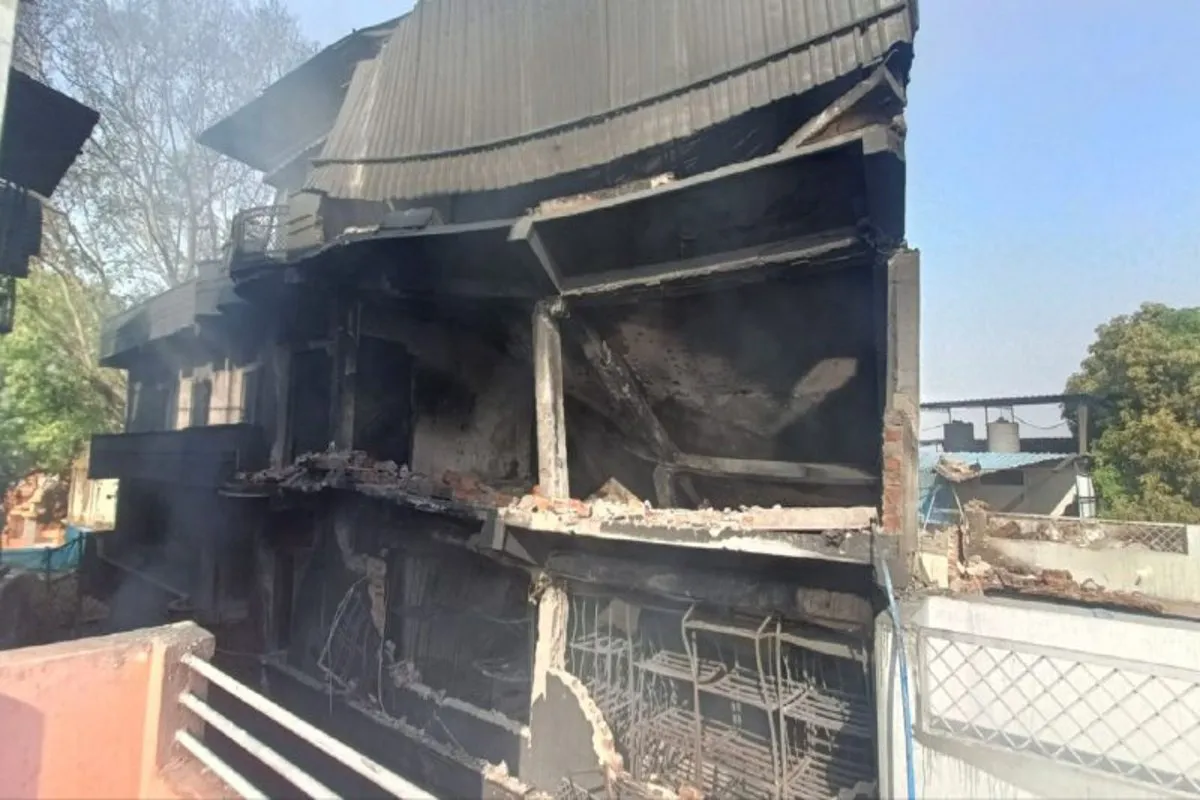 Building Collapsed in Huge Fire: अंबिकापुर में 24 घंटे बाद भी नहीं बुझी आग, ढह गई बिल्डिंग